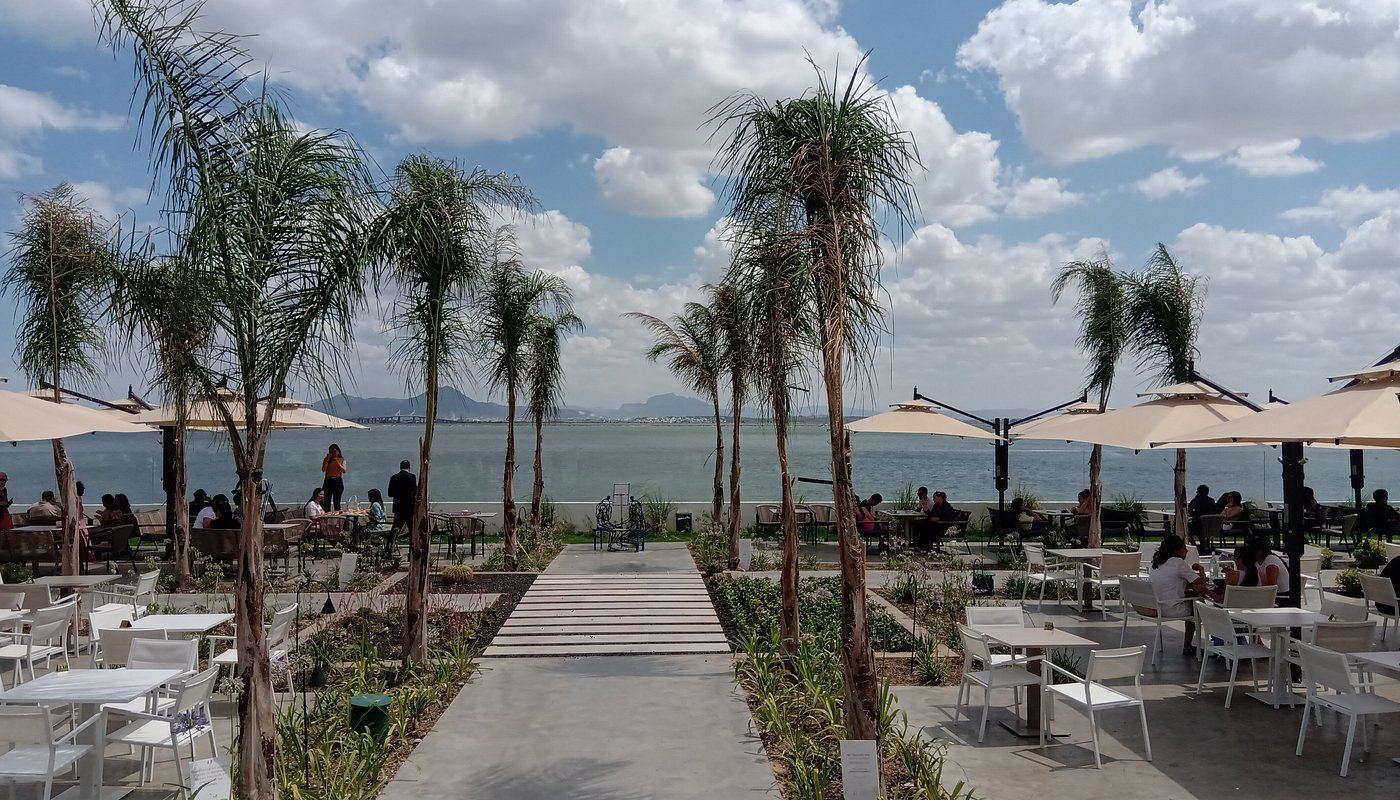 Gourmandise, terrasse vue sur le lac